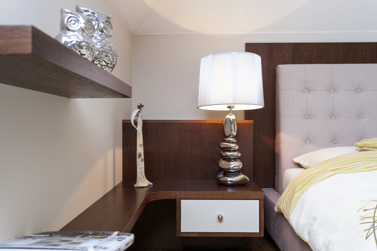 detail noční stolek